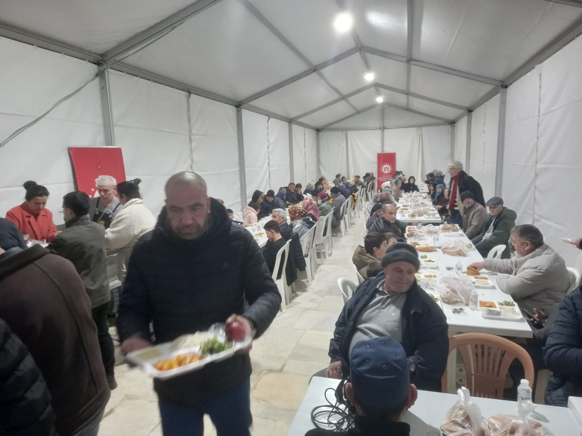 II Bayezid camii’nde  Gönül Sofrası 